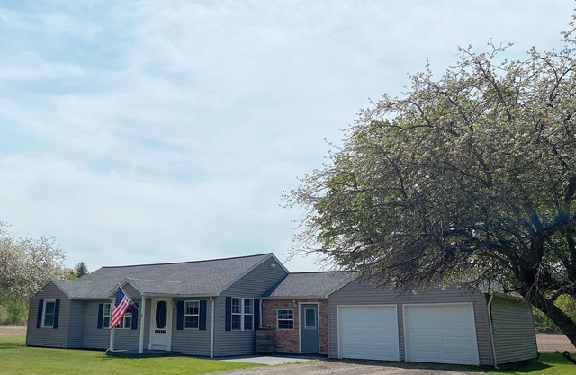 Family & pet friendly home with yard - 5 minutes from Chautauqua Lake!