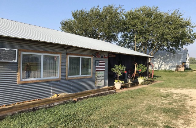 Family/pet friendly retreat, convenient to Austin, and south central Texas.