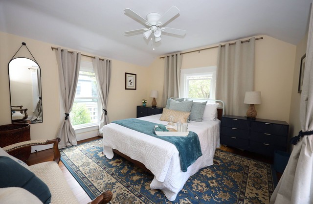 Family, pet friendly downtown New England charmer. Mins from Yale, Choate, QU.