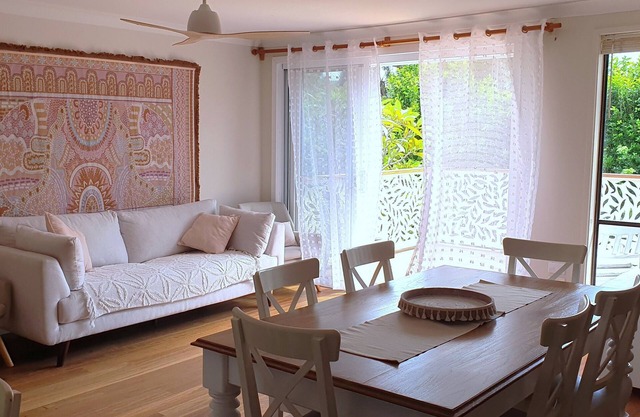 Family retreat close to beach, 2 min to dog park.
