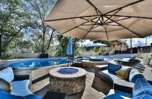 Family Reunions, Corporate Retreats, Pool, outdoor living, comfortably sleeps 24