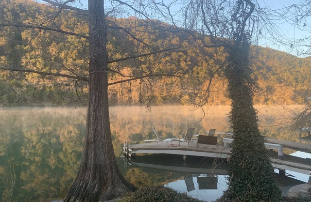 Family Staycation Paradise -Lake Austin Waterfront:Volleyball, Kayaks, Hiking