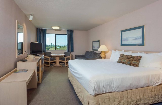 Family Vacay! Comfy Unit, Pool, Sauna and Gym