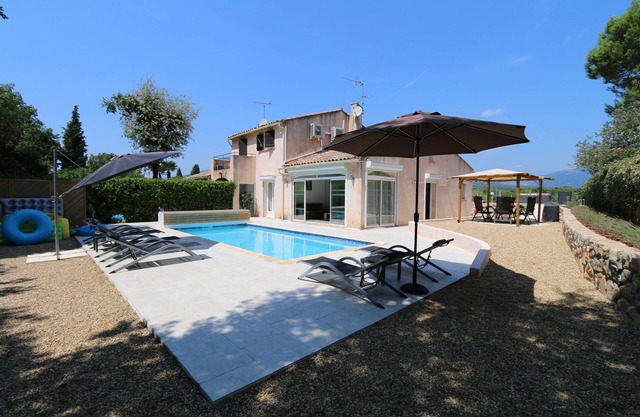 Family Villa, heated private pool, air con, wifi, Valbonne 10 min walk