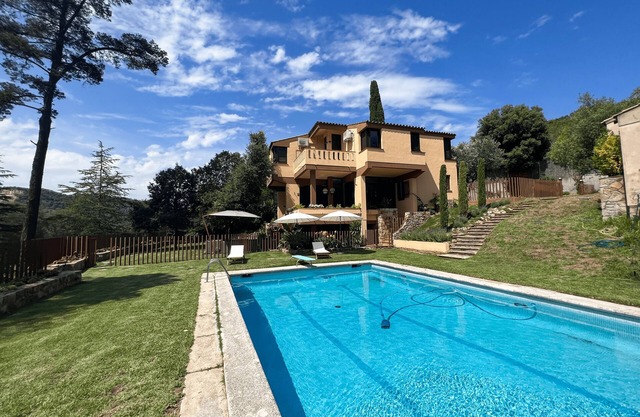 Family villa with large pool near Barcelona