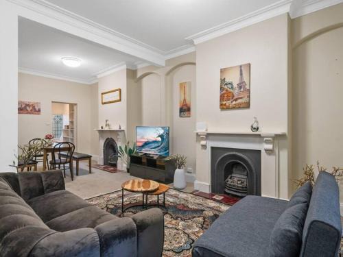 Fancy 4 BR House with Parking - ICC&Darling Harbour-8 mins walk