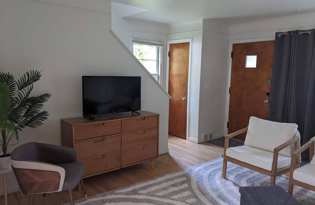 Fantastic 2-bedroom townhome, 2 blocks from Michigan Stadium!