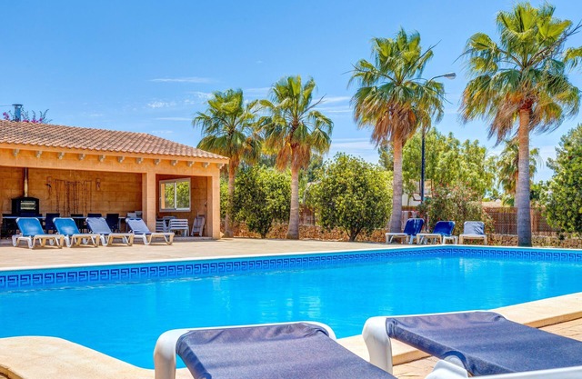 Fantastic Holiday Apartment with Pool, Wi-Fi, Terrace and Garden