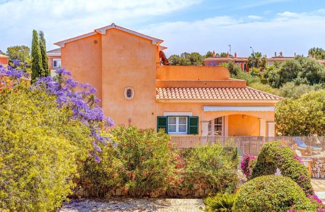 Fantastic Holiday Home with Pool, Wi-Fi and Terrace; Parking Available