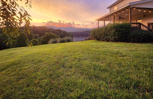 Fantastic Mountain Views! Hot Tub! Close to Asheville!