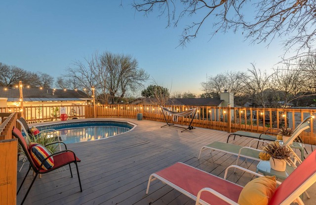 Fantastic Pool, Gameroom, Fire pit & BBQ at the Medical center