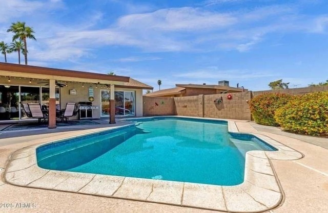 FANTASTIC VACATION RETREAT! HUGE POOL! CENTRALLY LOCATED-TONS OF EVENTS!