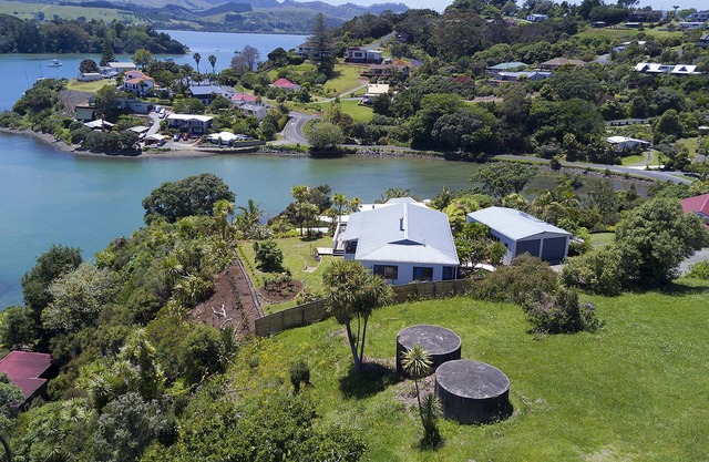 Fantastic views in peaceful setting overlooking Mangonui Harbour