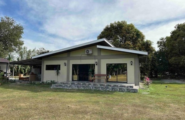 Farm Stay Along River. 15 mins away from the Beach with Fiber Optic, Netflix
