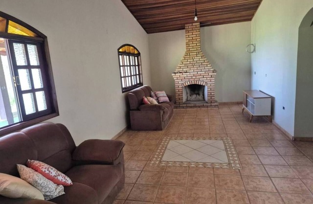 Farm with swimming pool, fireplace and gourmet space surrounded by greenery.