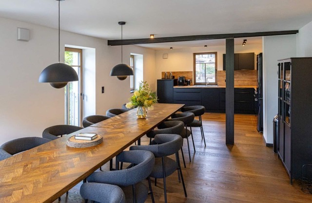 Farmhouse idyll meets home design - whirlpool, sauna and fireplace