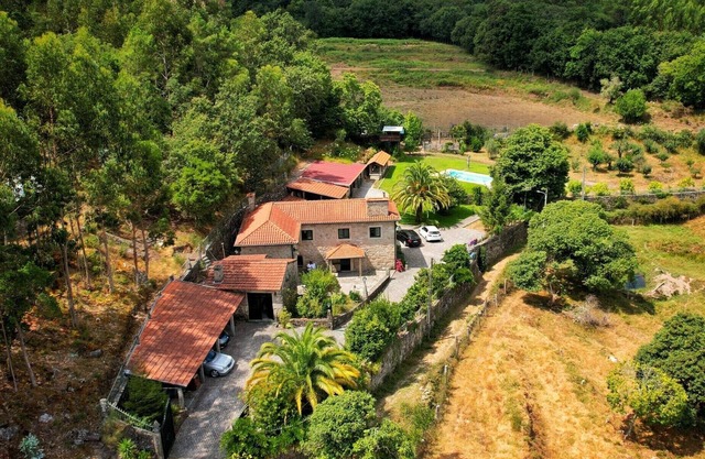 Farmhouse with pool and fireplace 20m from Spain!