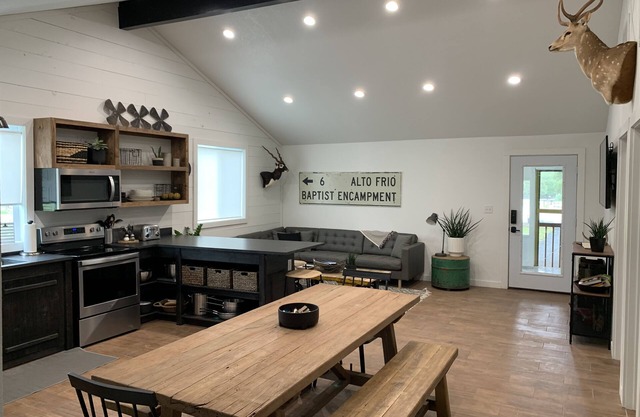 Farmhouse 534 Leakey - Amazing