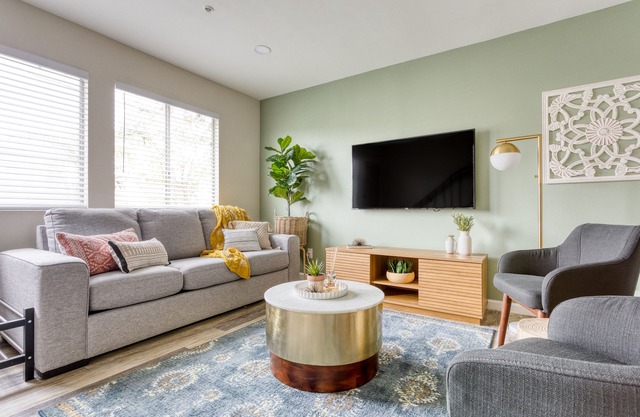 Farmhouse Getaway: 2 Bdr Condo near Disneyland & Little Saigon