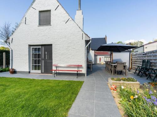 Farmhouse in Beveren near Beach & Garden