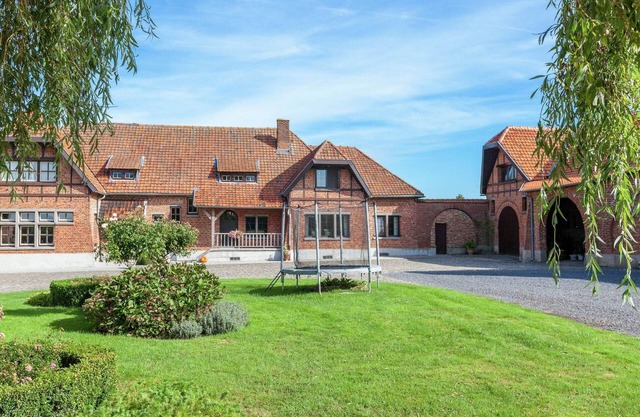 Farmhouse in Comines near Forest