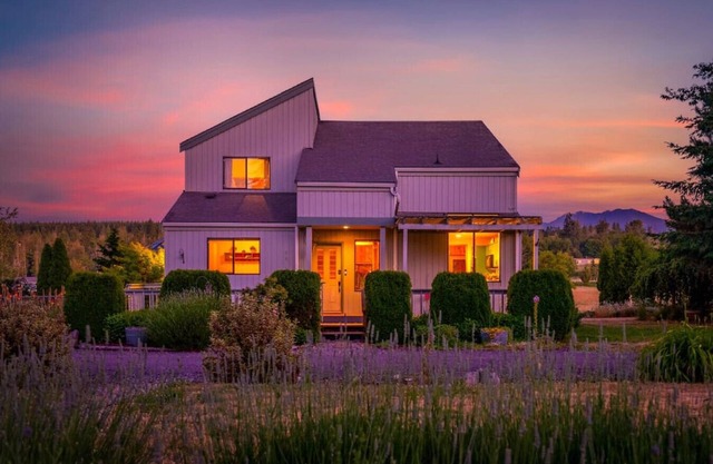 Farmhouse · Peaceful Farmhouse with Mountain Views & Hot Tub