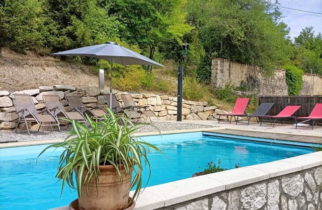 Farmhouse with swimming pool and river nearby