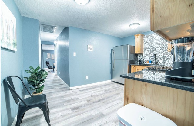 Fascinating 2br/1ba Near Festive DT and Riverwalk