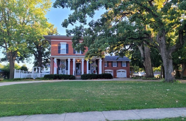 Federalist style home close to down town minutes from the Field of Dreams!