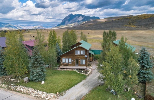 Fence line family custom Log home, Paradise Divide Views