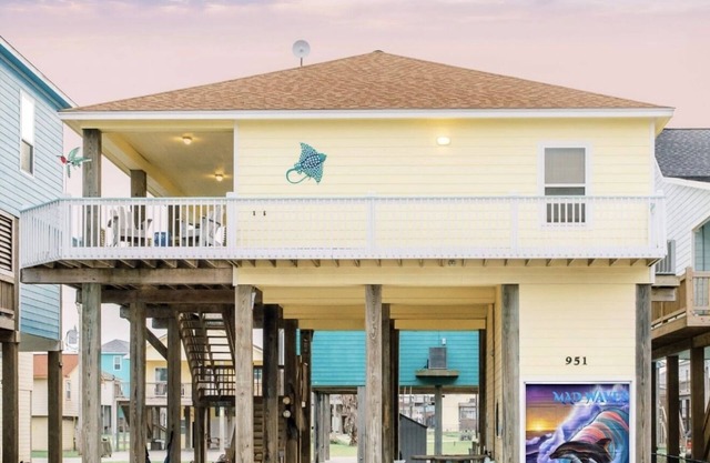 Fenced Yard ~ Cargo Lift ~ Fire Pit ~ 3-minute walk to beach!