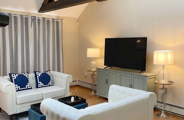 FencedYard/FirePit/LargeHouse/PetFriendly