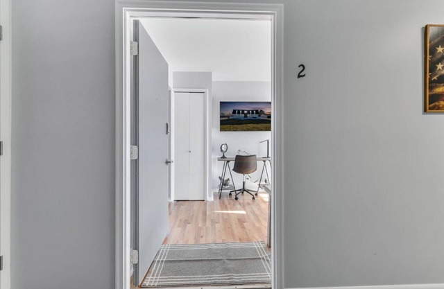 Fenton Flats- Suite 2 With On Site Hot Tub and Personal Garage