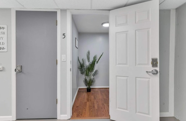 Fenton Flats- Suite 5 With On Site Hot Tub and Personal Garage