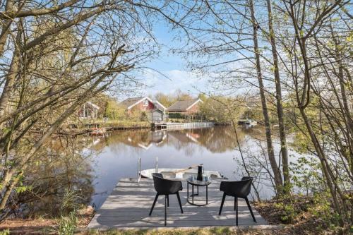 Ferienhaus am kleinen See mit Steg, Garten und Terrasse