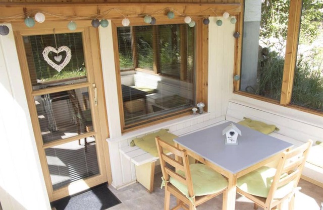 Ferienwohnung - Große Souterrain Wohnung mit Wintergarten