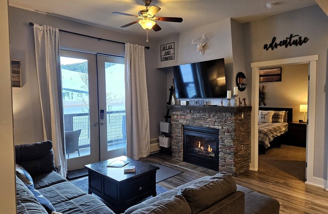 Few Steps to Lift: Cozy Ski-In/Ski-Out 2bed/2bath Condo in Basecamp, AC in 1BR