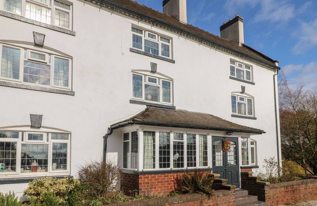 FIELDS FARM, family friendly, luxury holiday cottage in Cheadle