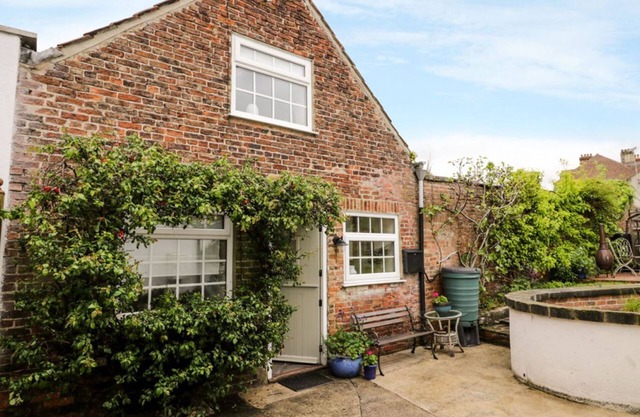 FIGGY COTTAGE, pet friendly, with a garden in Ripon