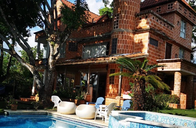 Finca con forma de castillo y piscina en Sopetrán