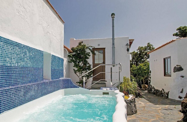 Finca La Hoya 3 - Tradition meets modernity - sea view, whirlpool & conservatory