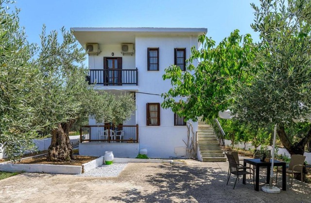 Fine apartment in Stafylos with terrace