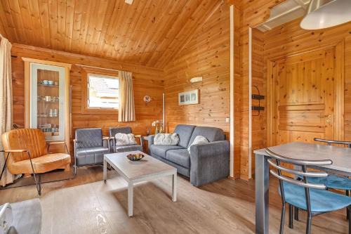 Fins Chalet op vakantiepark met zwembad