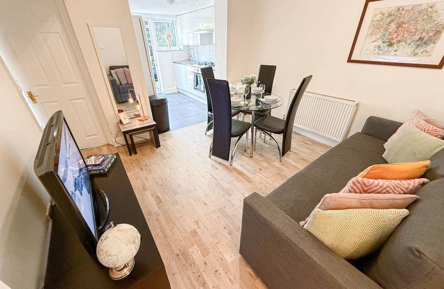 Finsbury Park 1BR Apt w/Garden, Parking | Arsenal