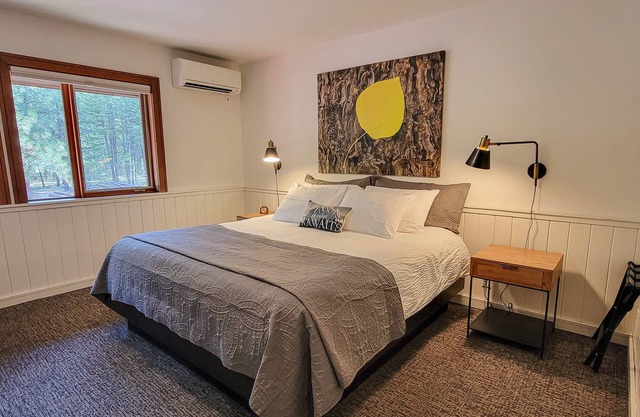 Fir - king bedroom with couch at The Inn At Mazama