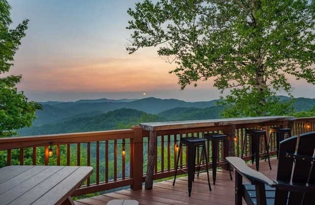 Fire Pit ~Hot Tub ~Views ~2 Big Decks~Dog Friendly