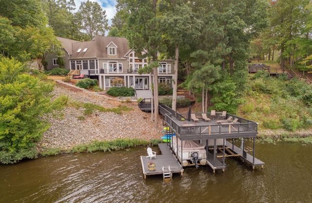 Firefly Bay - Amazing Views, Hot Tub, Main Lake, Pet Friendly