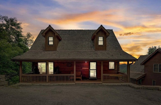 Firefly Cabin! Hot Tub, Sauna, Wolf Ridge Ski Resort