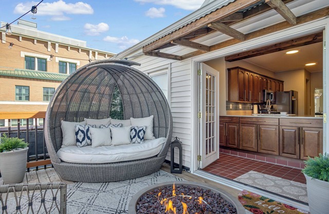 Firepit, Rooftop deck, Games & Bridal Suite and right next to The Coffee Girl