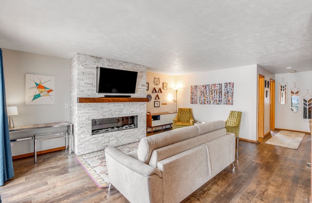 First-floor condo with porch & electric fireplace - close to ski resorts
